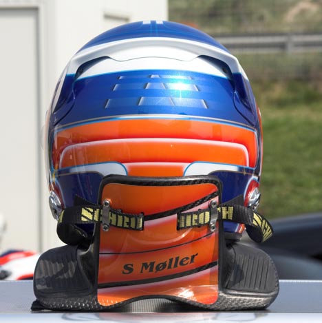 Fra denne vinkel Steffen Møller helst vil ses i 2007! (Både hjelm og ”HANS” er malet af CAD HELMET DESIGN).